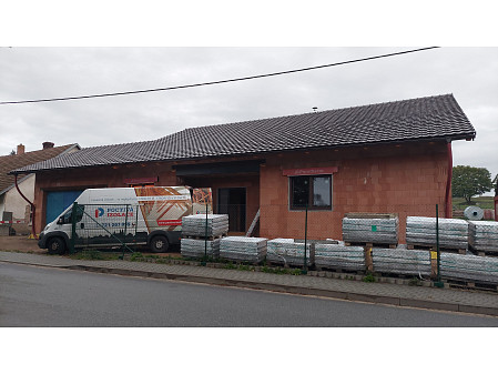 Zateplení stropu novostavby s valovou střechou v Náramči